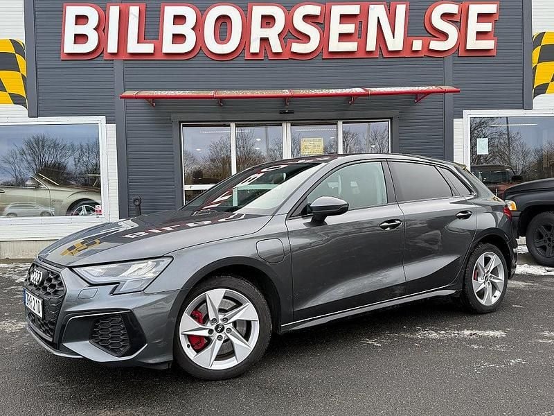 Grå Begagnad 2021 Audi A3 Sportback e-tron Comfort Halvkombi | 239 000 kr (Marknadspris) - Bild 1/4