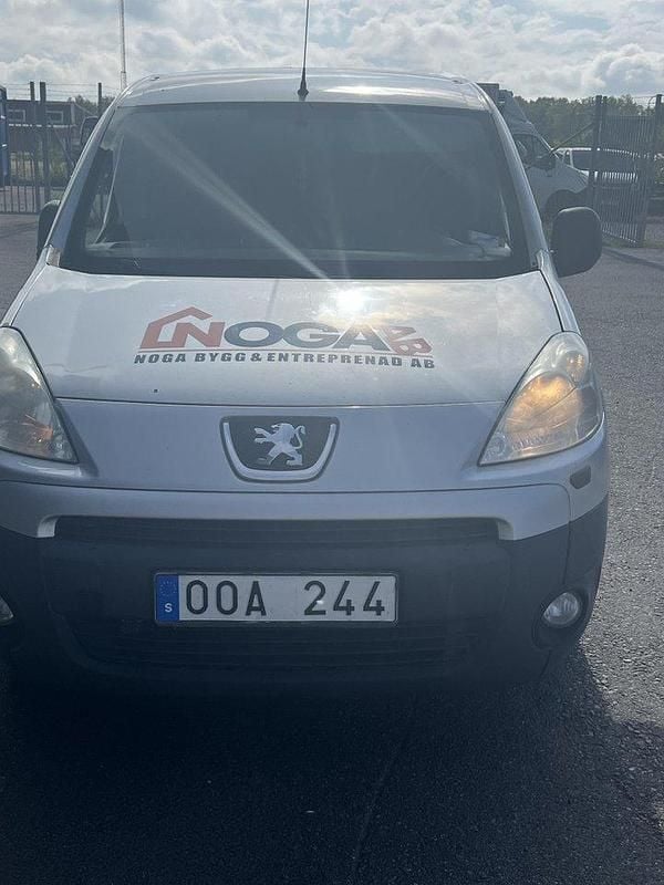 Grå Begagnad 2010 Peugeot Partner Minibuss | 12 900 kr (Marknadspris) - Bild 1/4