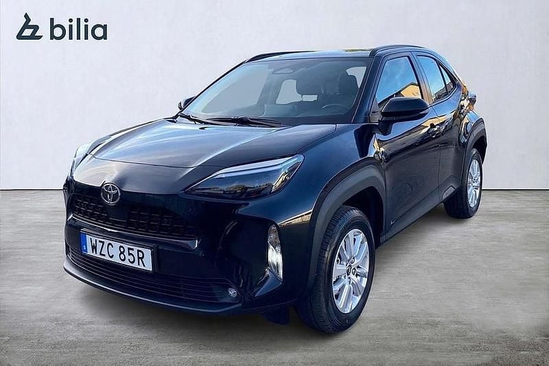 Svart Begagnad 2025 Toyota Yaris Cross Active SUV | 309 900 kr (Marknadspris) - Bild 1/3