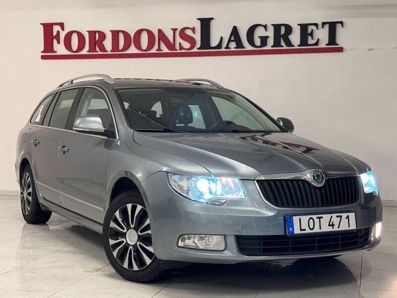 Silver Begagnad 2011 Skoda Superb Elegance Kombi | 69 000 kr (Lite dyr) - Bild 1/4