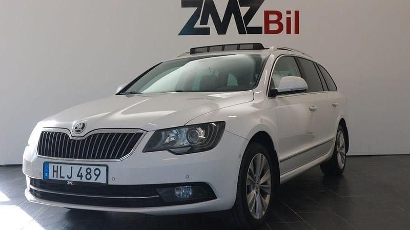 Vit Begagnad 2014 Skoda Superb Kombi | 129 900 kr (Dyr) - Bild 1/4
