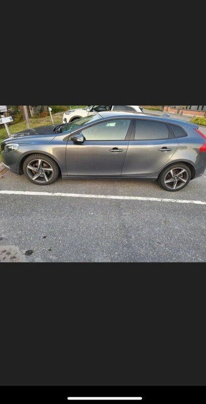 Grå Begagnad 2014 Volvo V40 Kinetic Kombi | 130 000 kr (Marknadspris) - Bild 1/3