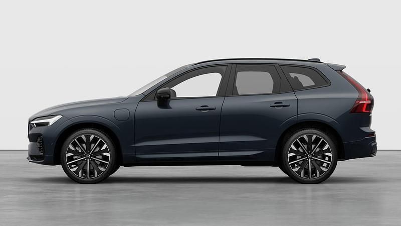 Blå Ny 2025 Volvo XC60 Plus SUV | 639 600 kr (Marknadspris) - Bild 1/4