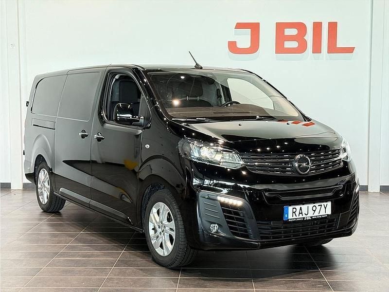 Svart Begagnad 2023 Opel Vivaro-e Combi Van | 374 875 kr (Superpris) - Bild 1/4