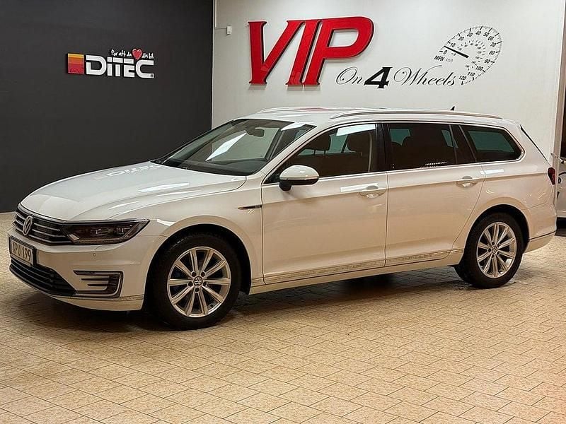 Vit Begagnad 2018 VW Passat GTE Kombi | 208 800 kr (Bra pris) - Bild 1/4