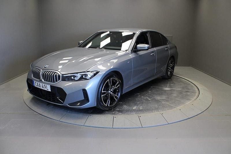 Grå Begagnad 2024 BMW 320 M Sport Sedan | 459 000 kr (Marknadspris) - Bild 1/4