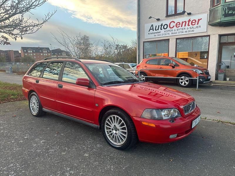 Röd Begagnad 2003 Volvo V40 Kombi | 32 000 kr (Dyr) - Bild 1/4