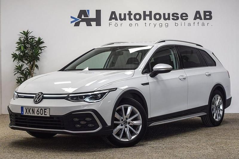 Vit Begagnad 2022 VW Golf VIII Kombi | 299 000 kr (Marknadspris) - Bild 1/4