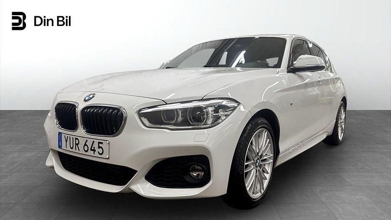 Vit Begagnad 2018 BMW 118 M Sport Halvkombi | 219 900 kr (Lite dyr) - Bild 1/4
