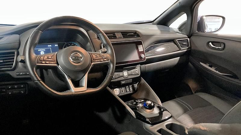 Begagnad Nissan Leaf N-Connecta 110 kW (150 HK) 2022 Grå Halvkombi