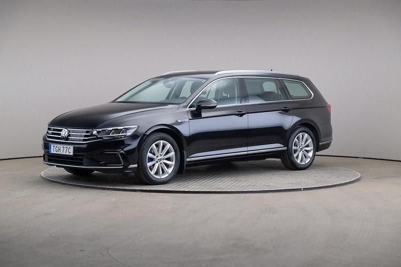 Svart Begagnad 2021 VW Passat GTE Kombi | 239 000 kr (Bra pris) - Bild 1/4