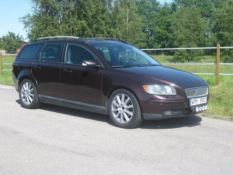Mörkröd Begagnad 2005 Volvo V50 Momentum Kombi | 24 900 kr - Bild 1/4