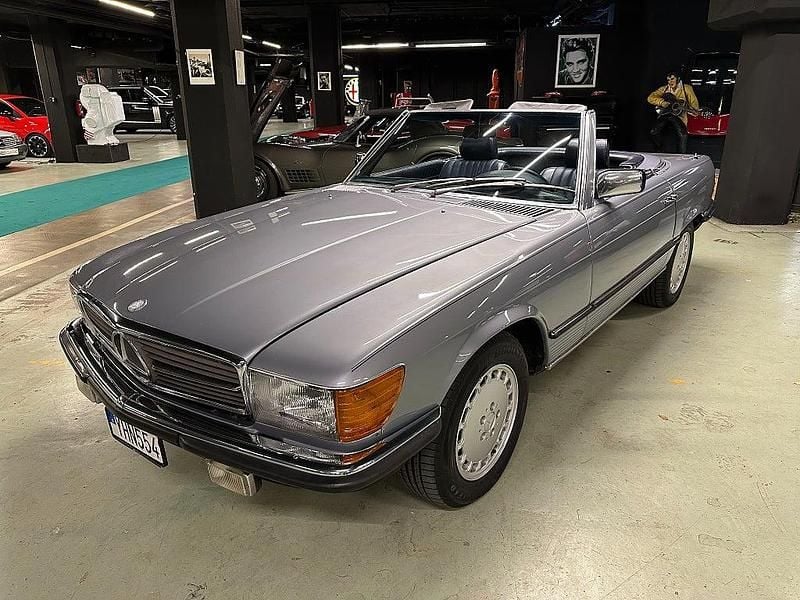 Ljusblå Begagnad 1984 Mercedes SL380 Cab | 219 000 kr - Bild 1/4