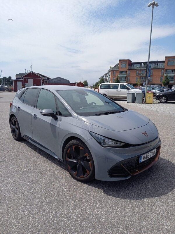 Grå Begagnad 2023 Cupra Born e-Boost Halvkombi | 285 000 kr (Bra pris) - Bild 1/4