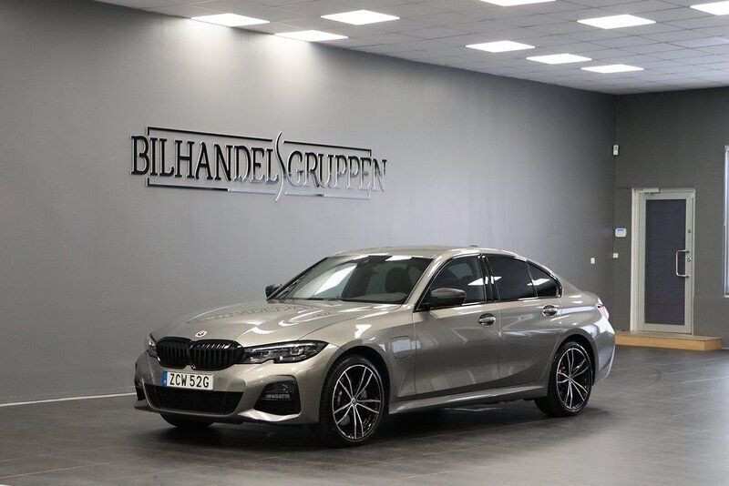 Grå Begagnad 2022 BMW 330e Sedan | 499 900 kr - Bild 1/4