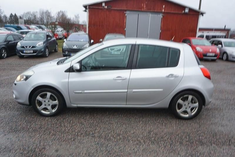 Begagnad Renault Clio R.S. 75 HK (55 kW) 2010 Silver Halvkombi