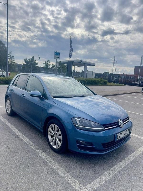 Blå Begagnad 2013 VW Golf VII Halvkombi | 110 000 kr (Marknadspris) - Bild 1/4