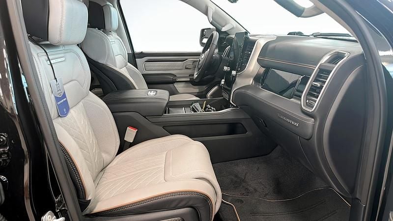 Ny RAM 1500 548 HK (403 kW) 2025 Svart Pickup