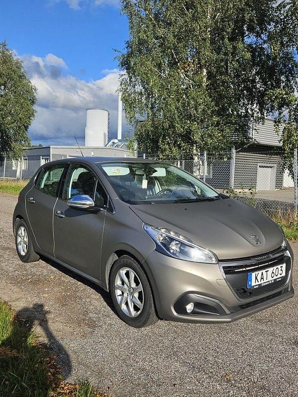 Is grå. Begagnad 2015 Peugeot 208 Halvkombi | 50 000 kr (Marknadspris) - Bild 1/4