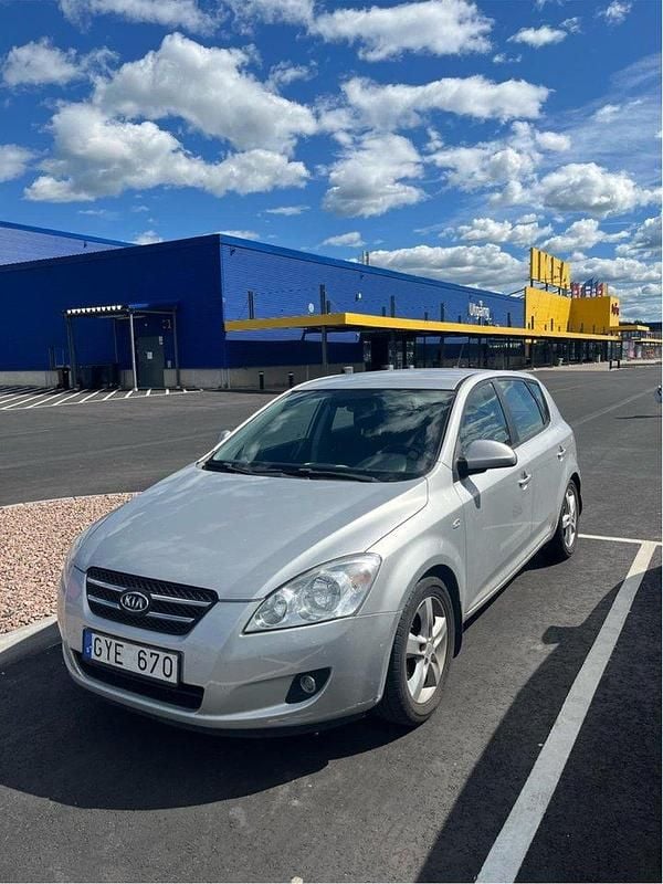 Silver Begagnad 2008 Kia Ceed 4 Halvkombi | 32 500 kr (Bra pris) - Bild 1/1