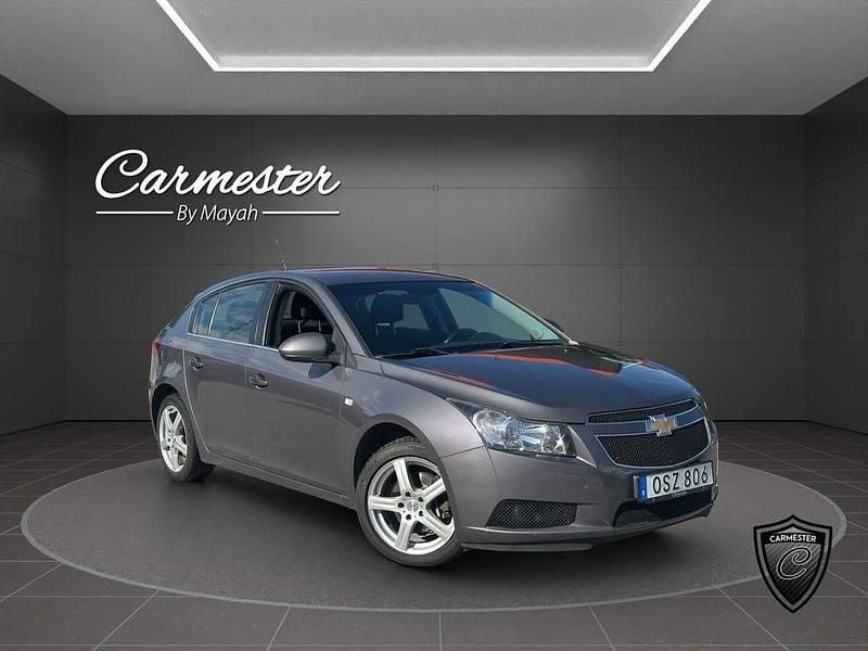 Grå Begagnad 2012 Chevrolet Cruze Halvkombi | 34 990 kr (Marknadspris) - Bild 1/4
