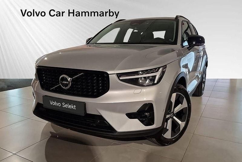 Silver Begagnad 2024 Volvo XC40 Plus SUV | 404 900 kr (Lite dyr) - Bild 1/3