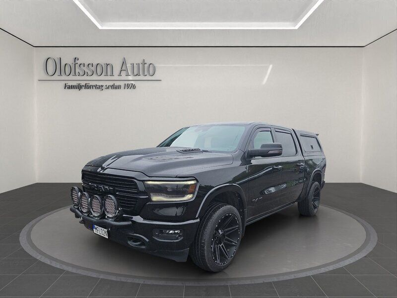 Svart (svart metallic) Begagnad 2021 RAM 1500 Pickup | 706 250 kr (Bra pris) - Bild 1/4