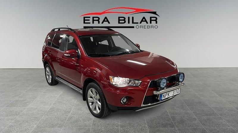 Mörkröd (röd) Begagnad 2011 Mitsubishi Outlander Comfort Edition SUV | 84 500 kr (Marknadspris) - Bild 1/4