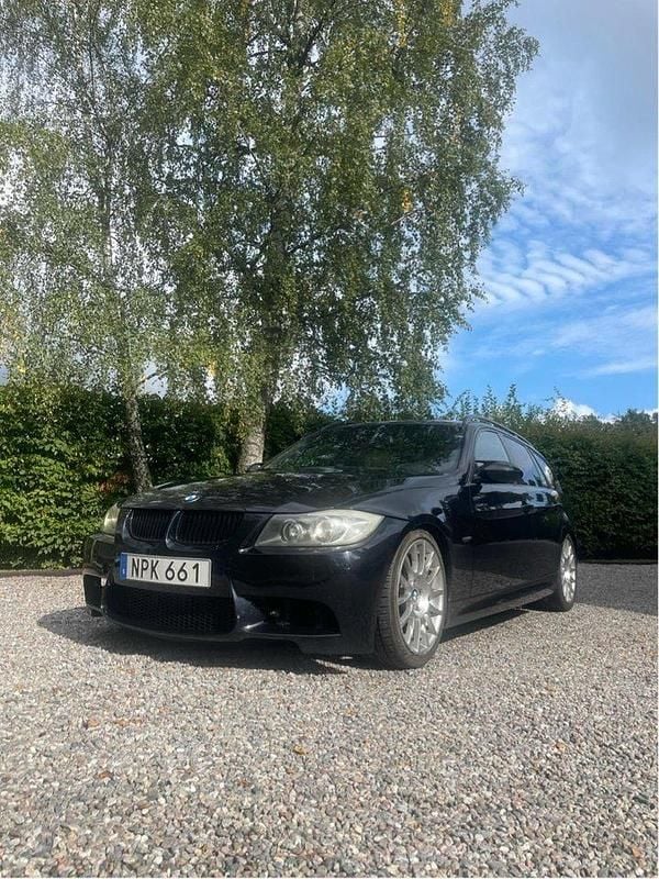Svart Begagnad 2008 BMW 320 M Sport Kombi | 74 900 kr (Marknadspris) - Bild 1/4