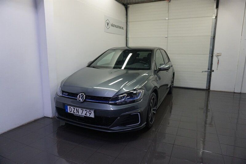 Mörkgrå Begagnad 2018 VW Golf VII GTE Halvkombi | 229 900 kr (Lite dyr) - Bild 1/4