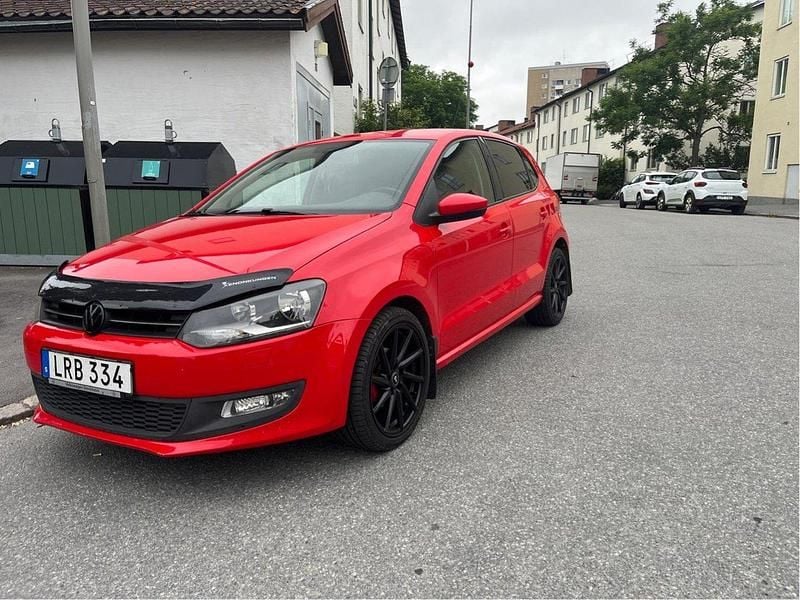 Röd Begagnad 2011 VW Polo Halvkombi | 60 000 kr (Lite dyr) - Bild 1/4
