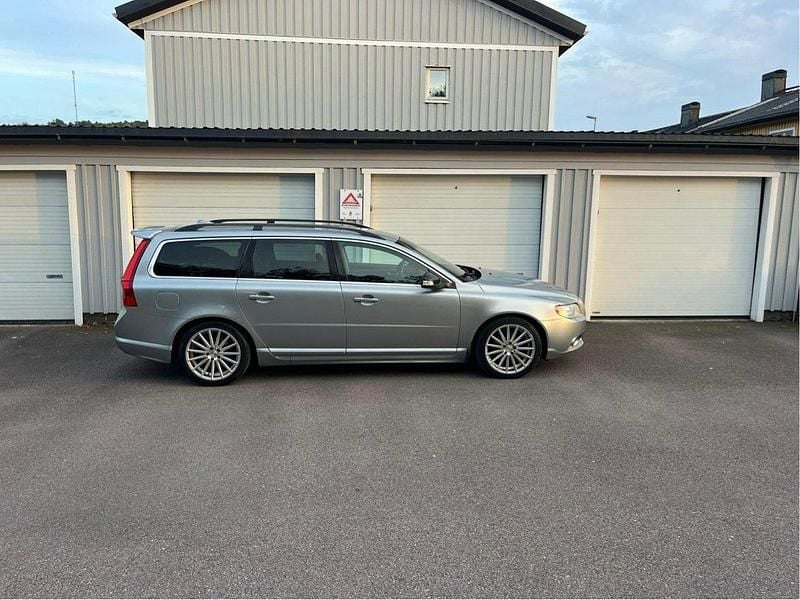 Silver Begagnad 2011 Volvo V70 Momentum Kombi | 53 000 kr (Superpris) - Bild 1/4