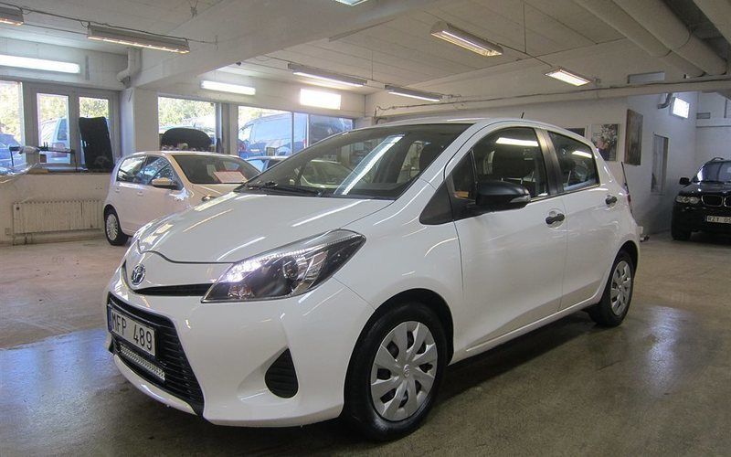 Såld Toyota Yaris XP13M(A) 1.5 HYB., begagnad 2013, 5.910 mil i Skärholmen