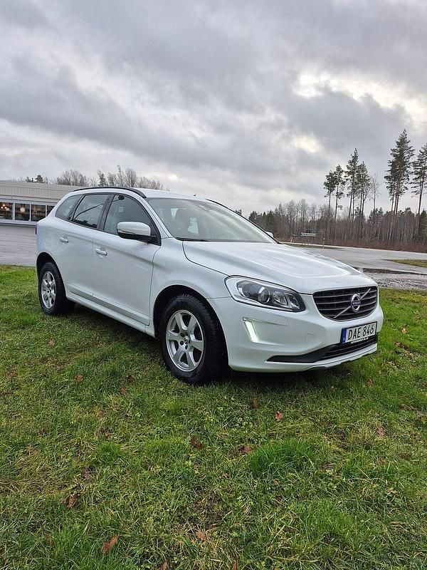 Vit Begagnad 2017 Volvo XC60 Kinetic SUV | 178 000 kr (Superpris) - Bild 1/4