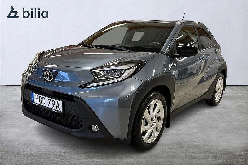Grå Begagnad 2024 Toyota Aygo X Comfort SUV | 204 900 kr (Marknadspris) - Bild 1/3