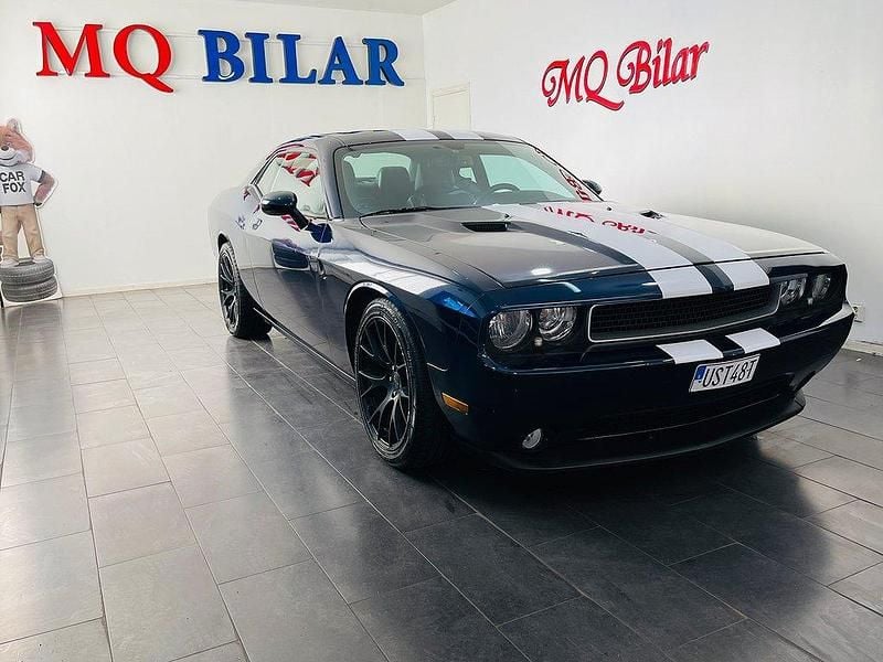 Mörkblå Begagnad 2014 Dodge Challenger Sportkupé | 164 900 kr (Marknadspris) - Bild 1/2