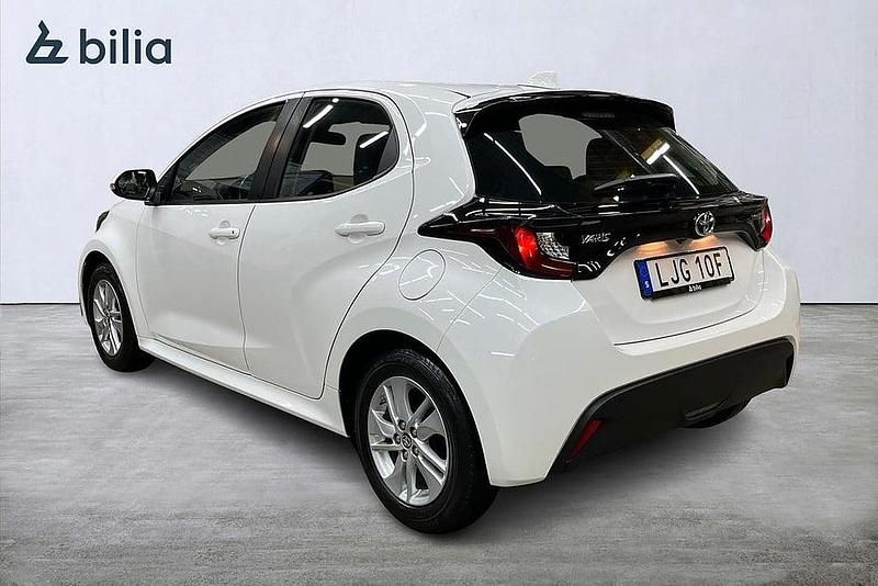 Begagnad Toyota Yaris Hybrid Active 117 HK (86 kW) 2021 Vit Halvkombi