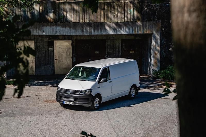 Vit Begagnad 2016 VW T6 Van | 150 000 kr (Marknadspris) - Bild 1/4