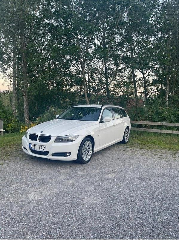Vit Begagnad 2012 BMW 320 Kombi | 105 000 kr (Bra pris) - Bild 1/1