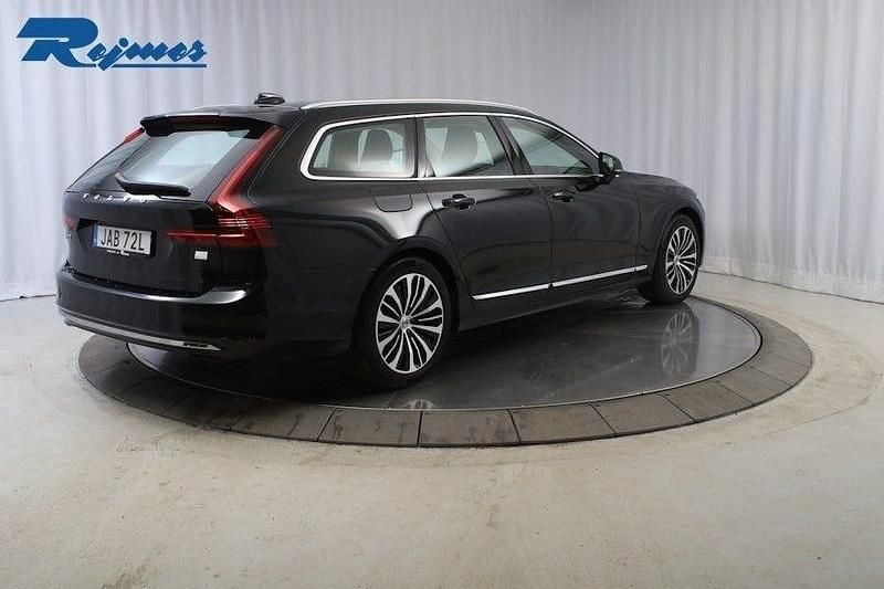 Begagnad Volvo V90 Core 253 HK (186 kW) 2023 Svart Kombi
