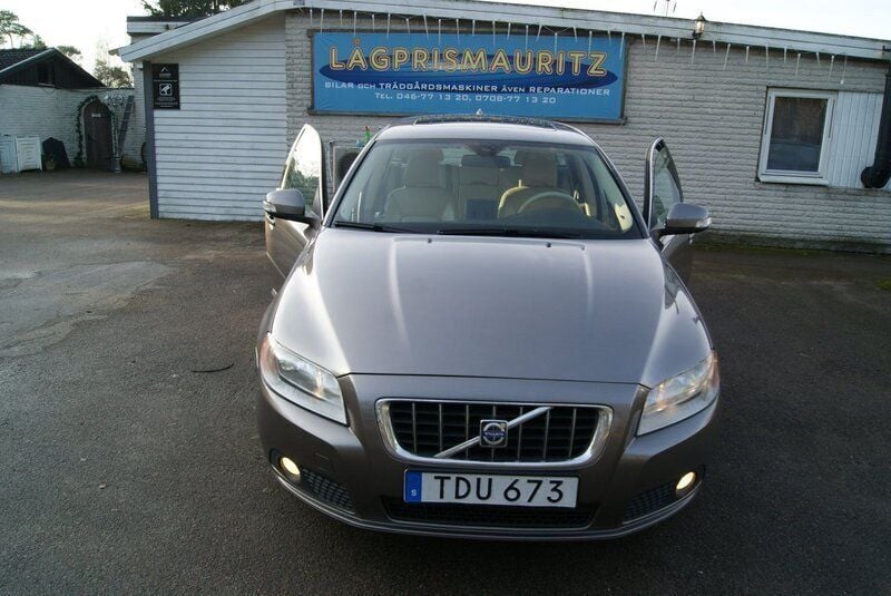 Ljusbrun Begagnad 2010 Volvo V70 Momentum Kombi | 75 000 kr (Marknadspris) - Bild 1/4