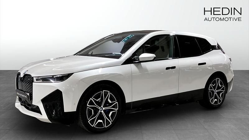 Vit (white) Begagnad 2022 BMW iX Sport Line SUV | 578 700 kr (Bra pris) - Bild 1/4