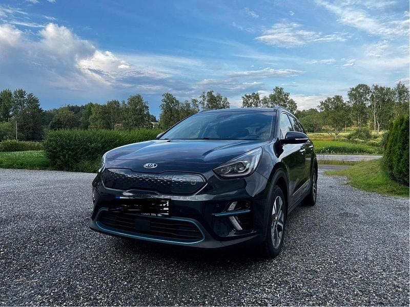 Blå Begagnad 2020 Kia e-Niro Advance SUV | 204 990 kr (Marknadspris) - Bild 1/4