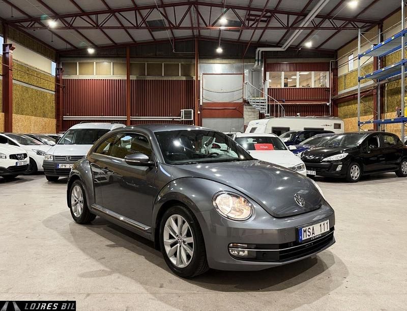 Mörkgrå (grå) Begagnad 2012 VW Beetle Halvkombi | 87 900 kr (Marknadspris) - Bild 1/4