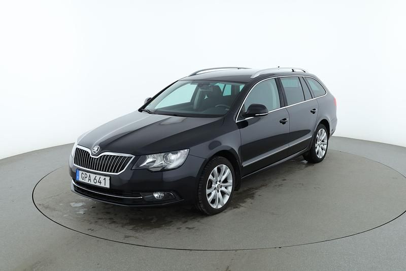 Svart Begagnad 2015 Skoda Superb Ambition Kombi | 129 000 kr (Marknadspris) - Bild 1/4
