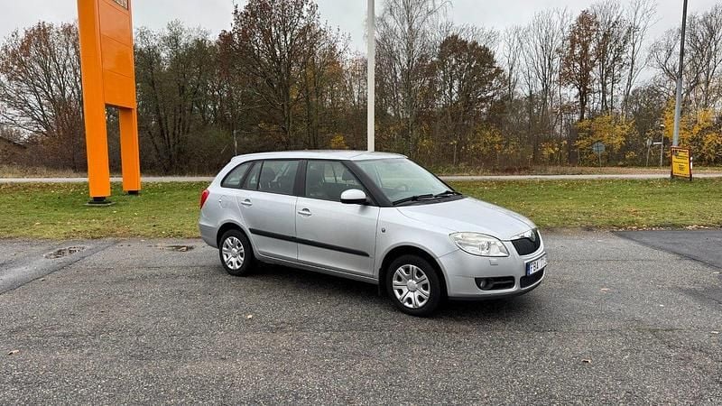 Grå Begagnad 2009 Skoda Fabia Ambiente Kombi | 39 800 kr (Marknadspris) - Bild 1/4