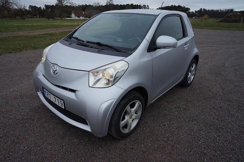 Silver Begagnad 2009 Toyota iQ Halvkombi | 27 900 kr (Bra pris) - Bild 1/4