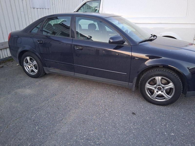 Blå Begagnad 2003 Audi A4 Sedan | 25 000 kr (Lite dyr) - Bild 1/4