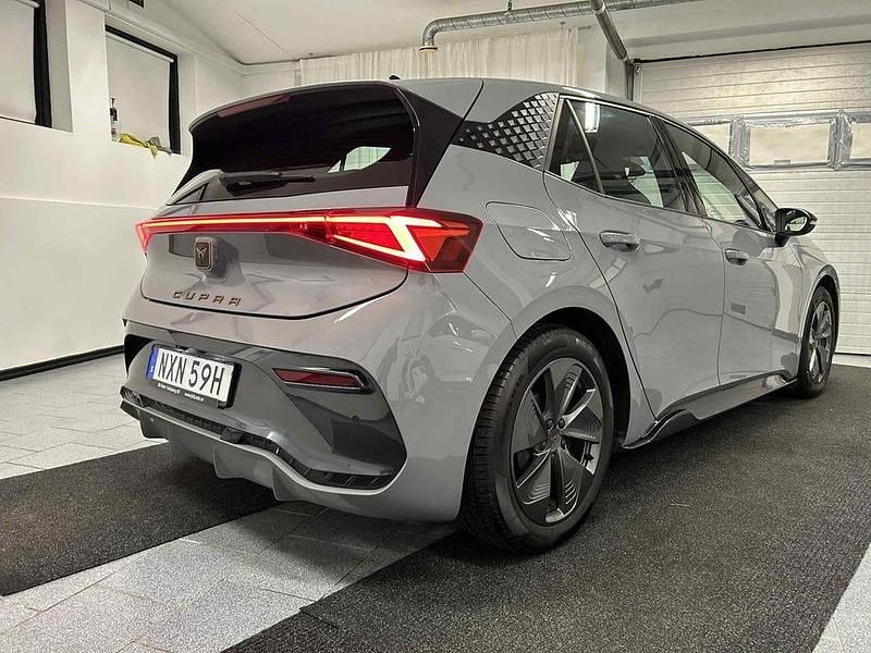 Begagnad Cupra Born 169 kW (231 HK) 2023 Ljusgrå Halvkombi
