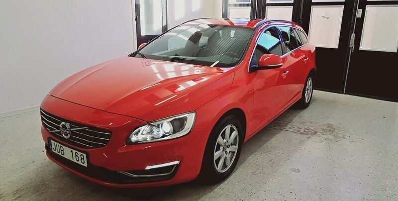 Röd Begagnad 2014 Volvo V60 Momentum Kombi | 154 900 kr (Marknadspris) - Bild 1/4